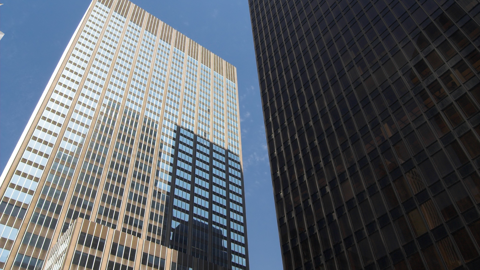 Fachada de prédios comerciais modernos, representando empresas que investem em presença digital com site institucional em João Pessoa.
