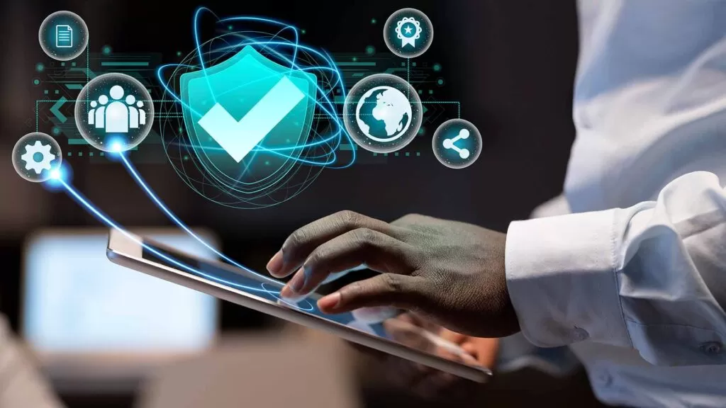 homem utilizando segurança digital