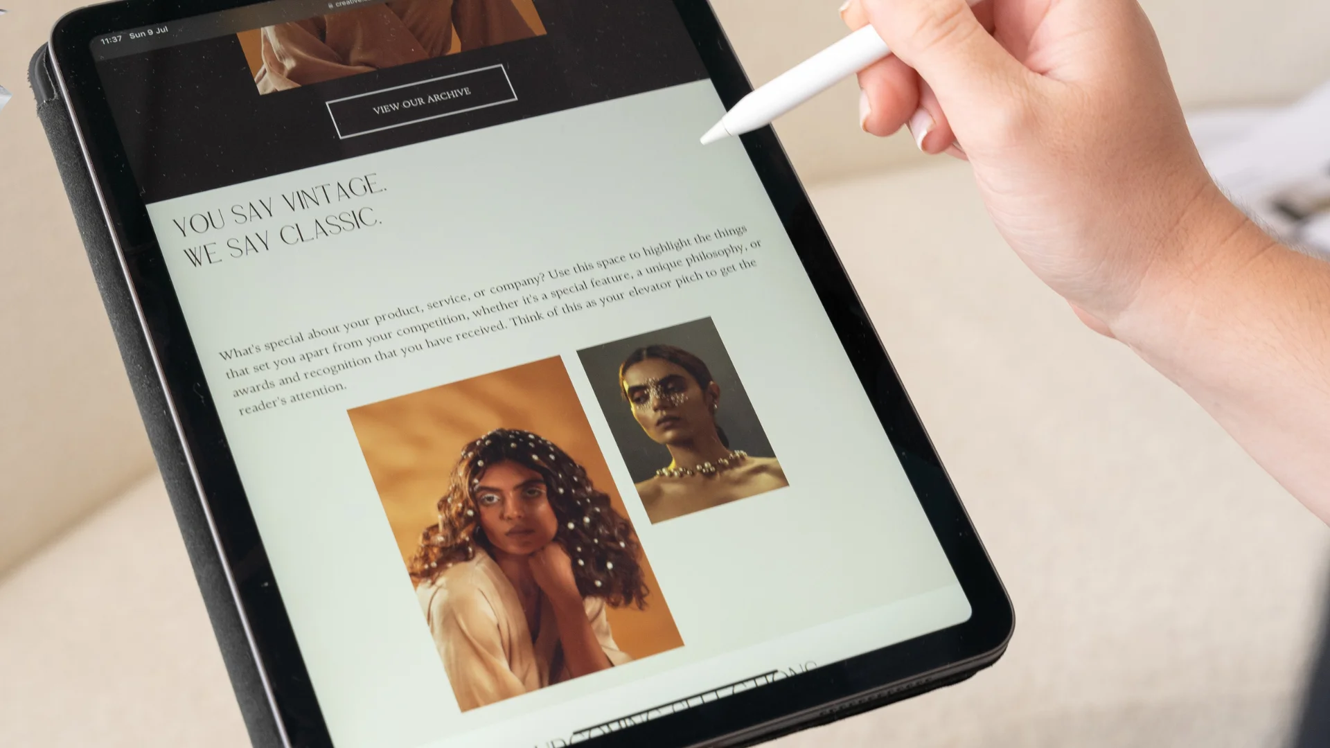 Tablet exibindo um portfólio digital com layout moderno e imagens profissionais, representando a importância de ter uma página de venda visualmente atraente para profissionais criativos como designers, fotógrafos e arquitetos.