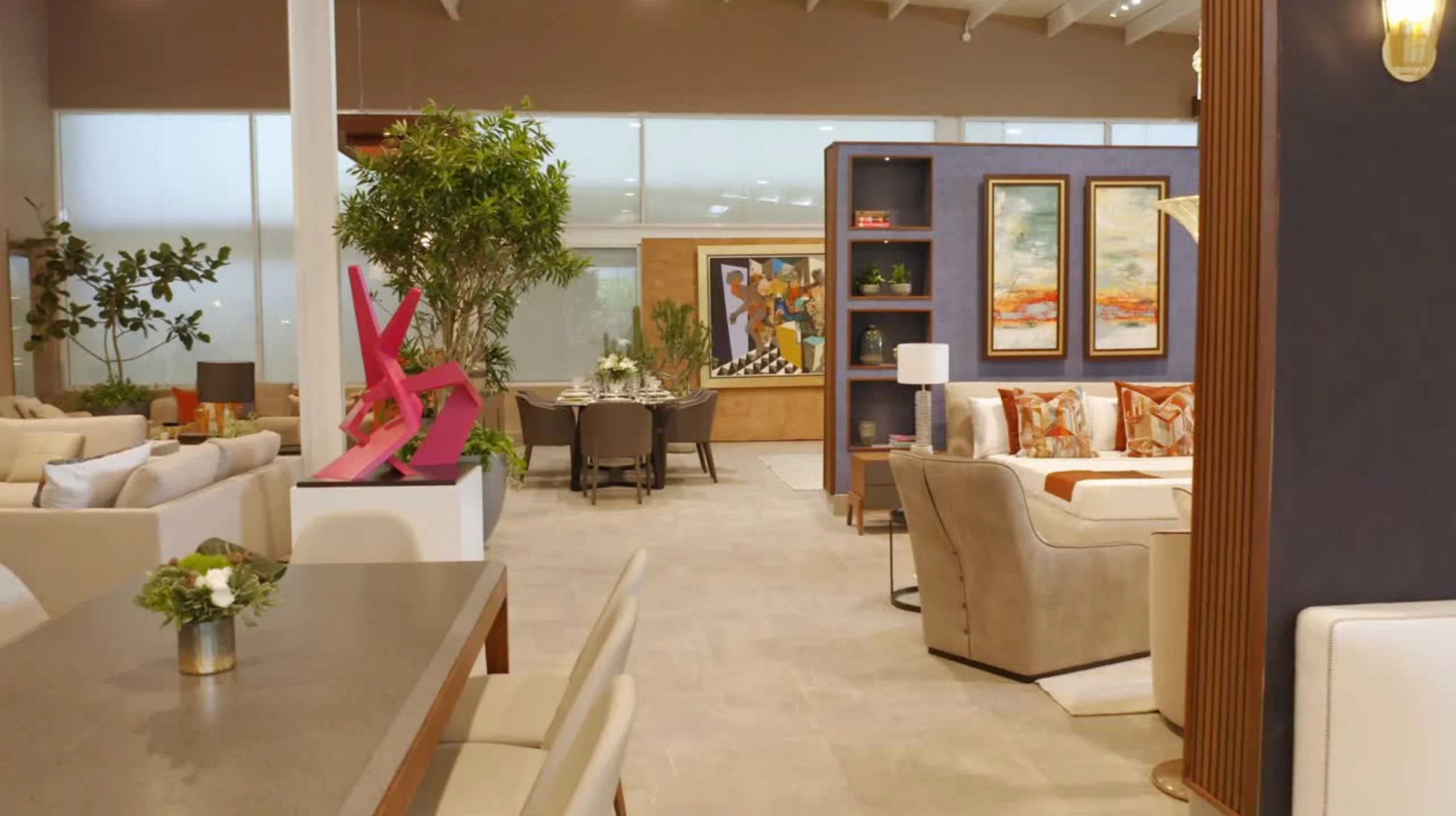 Ambiente interno com móveis planejados modernos em showroom elegante. loja virtual de móveis planejado